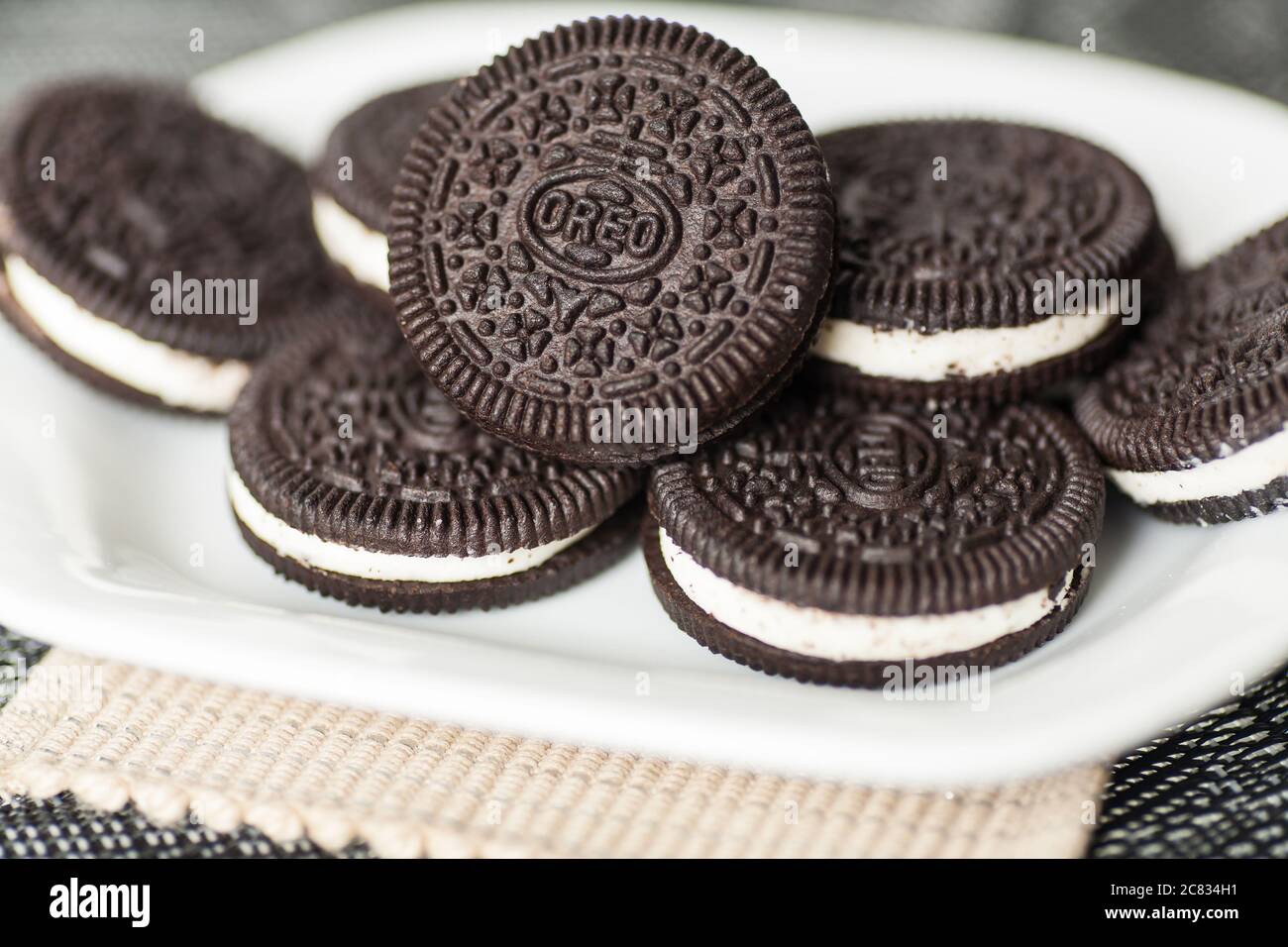 Les biscuits Oreo sont soigneusement posés sur une assiette blanche Banque D'Images