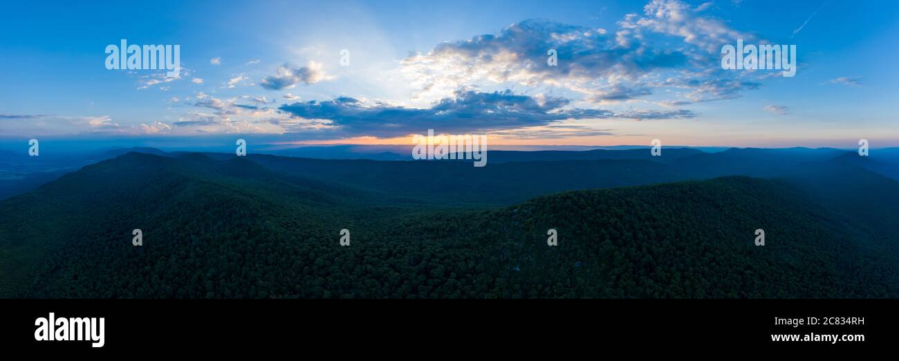 Un panorama aérien du coucher du soleil vu de dessus Duncan Knob - Massanutten Range - George Washington National Forest - page County, va Banque D'Images