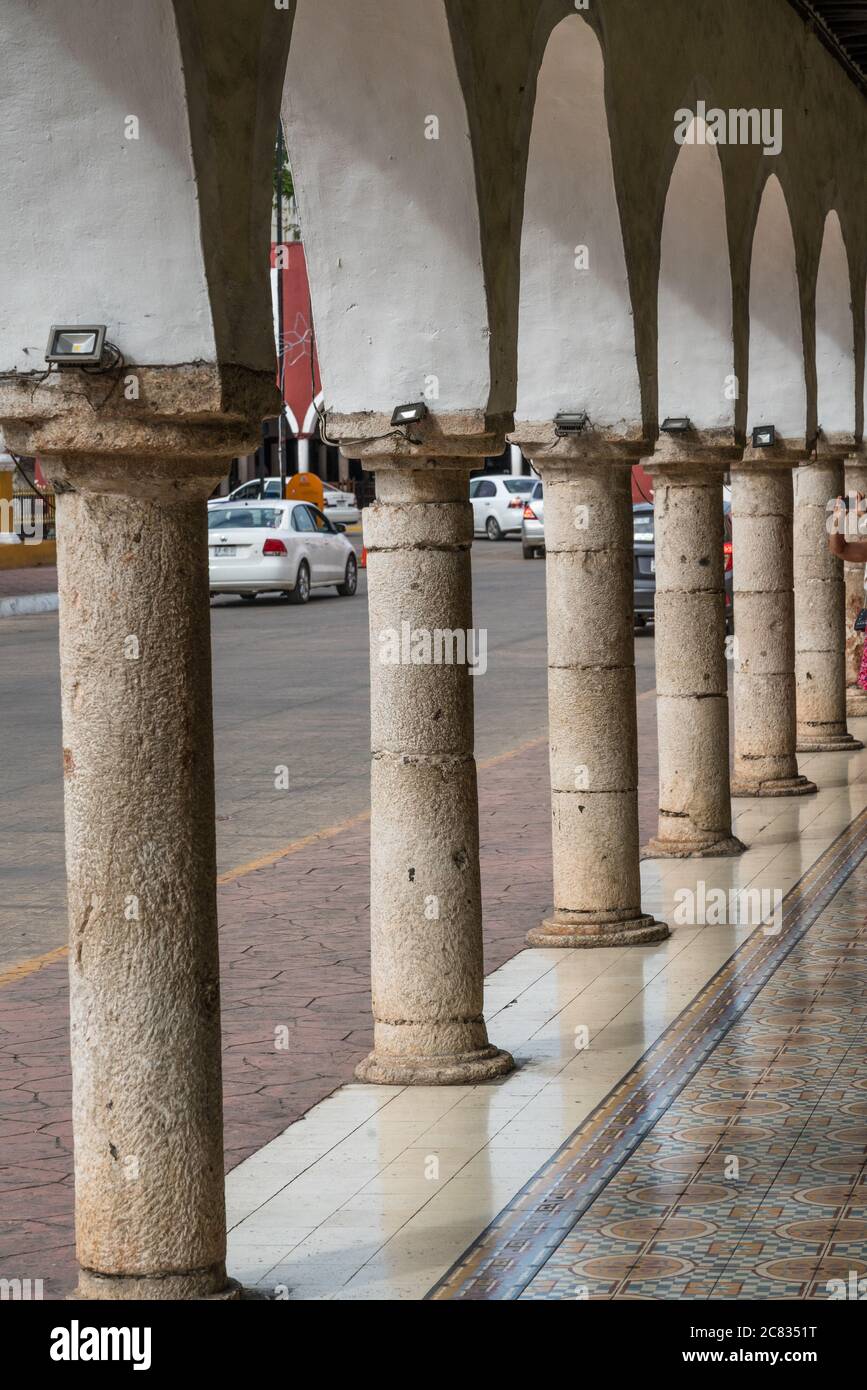Les colonnes en pierre et l'arcade du Palais municipal ou de l'hôtel de ville dans la ville de Valladolid, Yucatan, Mexique. Banque D'Images