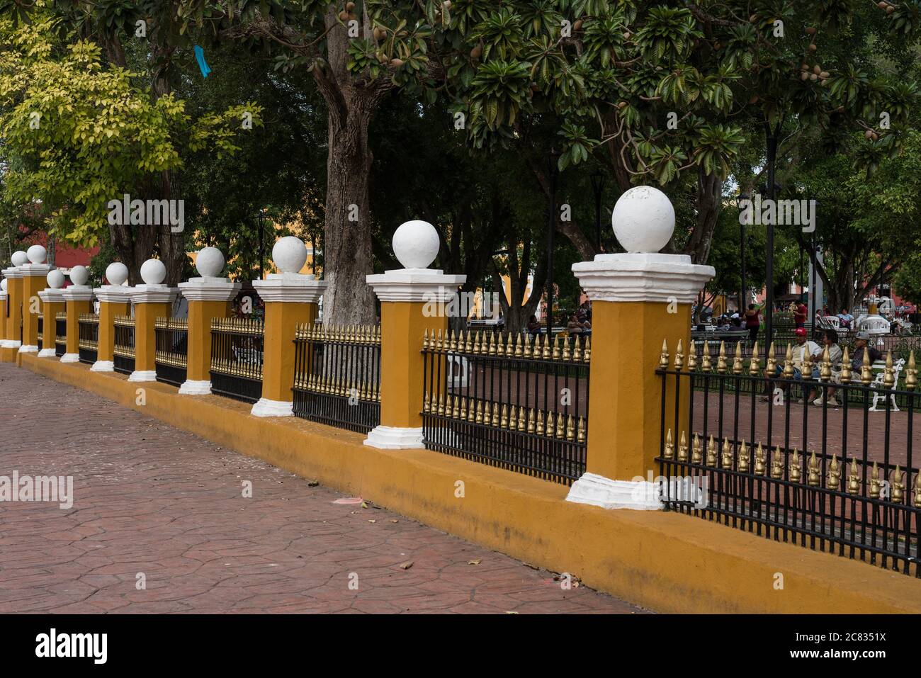 Les piliers et la clôture en fonte autour du parc Francisco Cantón Rosado dans le centre de Valladolid, Yucatan, Mexique. Banque D'Images