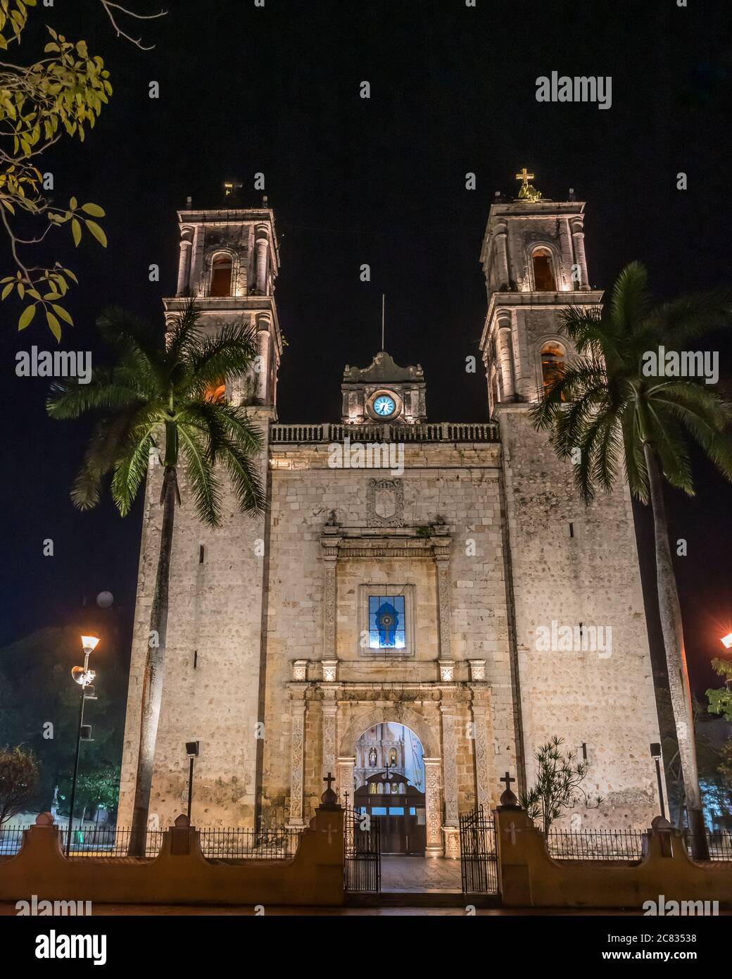 L'église de San Servasio, ou Saint Servatius, a été reconstruite à partir de 1706 pour remplacer une ancienne église construite en 1545 par des frères franciscains à Valla Banque D'Images