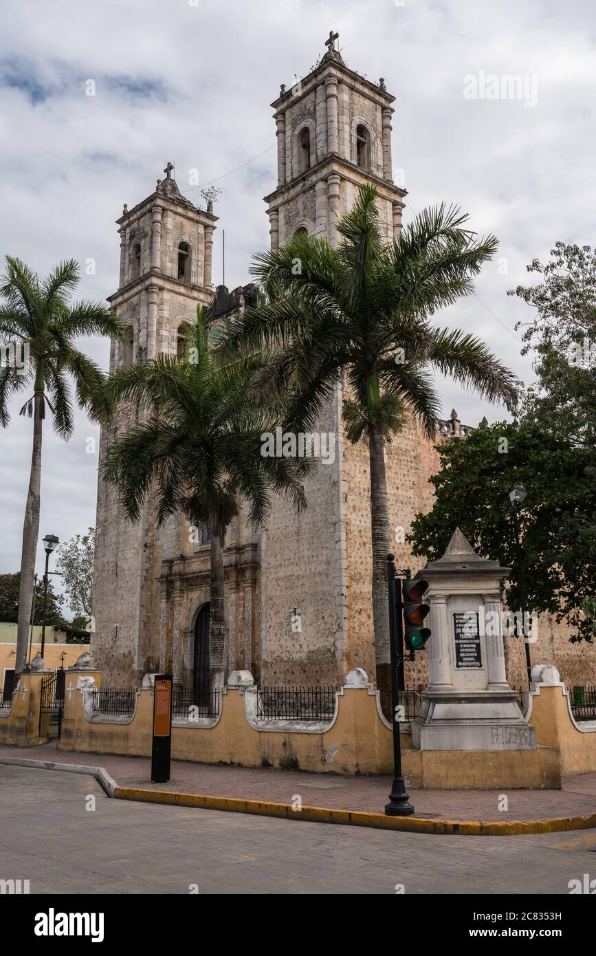 L'église de San Servasio, ou Saint Servatius, a été reconstruite à partir de 1706 pour remplacer une ancienne église construite en 1545 par des frères franciscains à Valla Banque D'Images