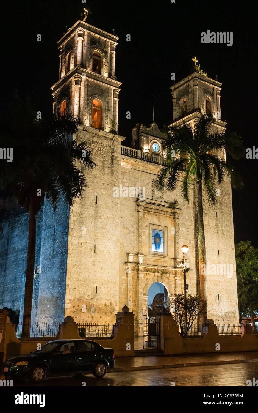 L'église de San Servasio, ou Saint Servatius, a été reconstruite à partir de 1706 pour remplacer une ancienne église construite en 1545 par des frères franciscains à Valla Banque D'Images