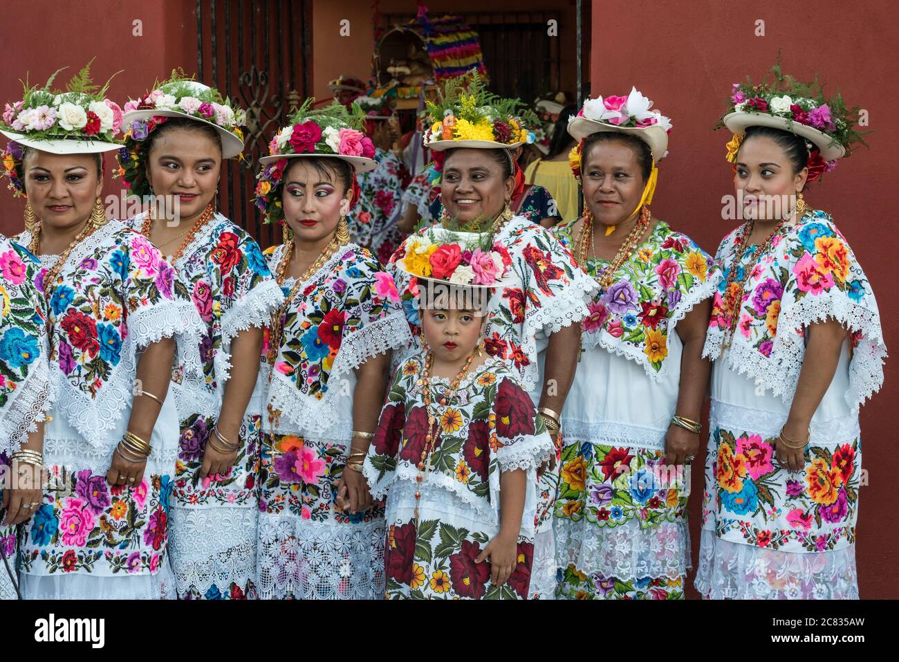Les femmes en huipils de fête traditionnelle brodés et chapeaux fleuris se préparent pour la danse de la tête de porc et de la Turquie, ou Baile de la cabeza del Banque D'Images