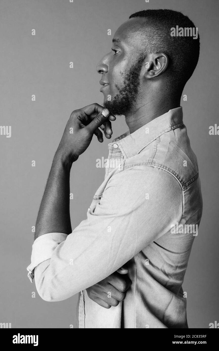 Portrait d'un jeune homme africain beau barbu en vêtements décontractés Banque D'Images