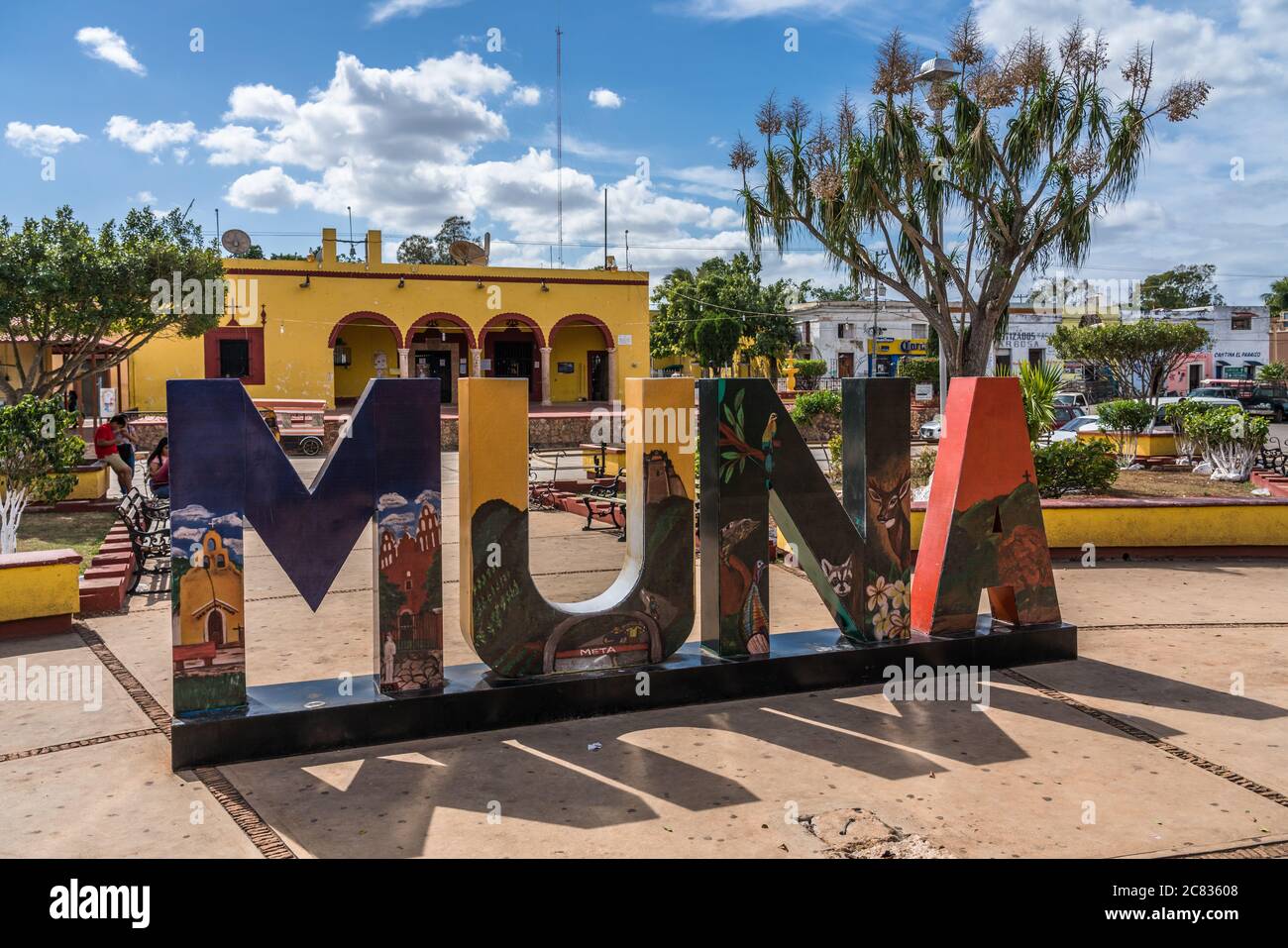 Le signe coloré de la ville sur la plaza pour Muna, Yucatan, Mexique. En arrière-plan se trouve le palais municipal jaune ou l'hôtel de ville. Banque D'Images