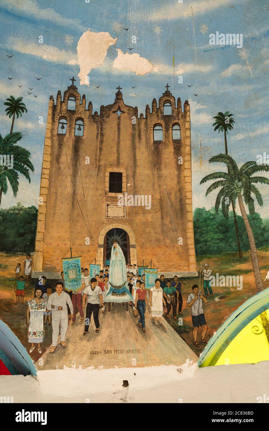 Une peinture à l'intérieur du dôme de la ville plaza Gazebo montrant l'église coloniale de Saint-Pierre l'Apôtre à Chapab de las Flores dans le Yucatan, Mexique. Banque D'Images