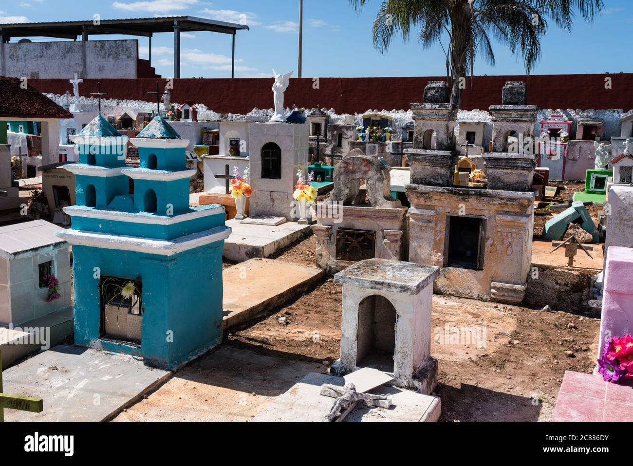 Pierres tombales colorées dans un cimetière de Cacalchen, Yucatan, Mexique. Banque D'Images