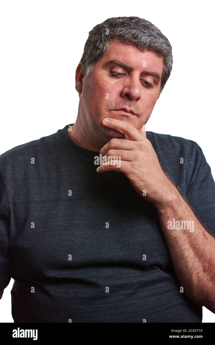 Un homme triste et pensif avec un T-shirt noir sur fond blanc Banque D'Images