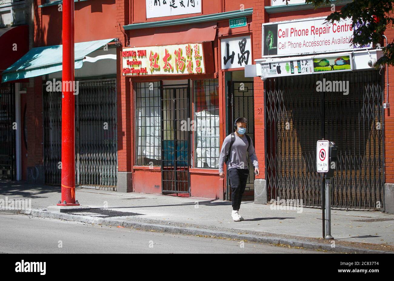 Vancouver, Canada. 20 juillet 2020. Un résident passe devant des magasins fermés pendant la pandémie COVID-19 dans le quartier chinois de Vancouver, en Colombie-Britannique, au Canada, le 20 juillet 2020. Crédit : Liang Sen/Xinhua/Alay Live News Banque D'Images