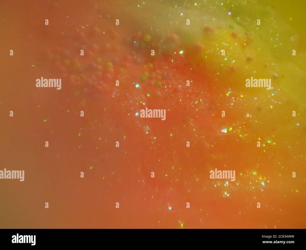 Mousse de savon moussant jaune et rose dans la baignoire Banque D'Images