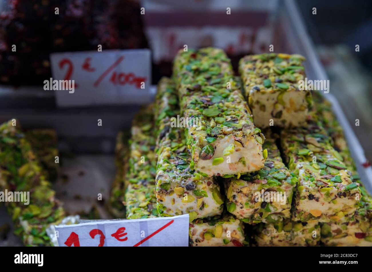 Sélection de friandises turk Delight ou rahat lokum et nougat exposées sur un marché agricole en plein air dans la vieille ville de Kotor, au Monténégro Banque D'Images