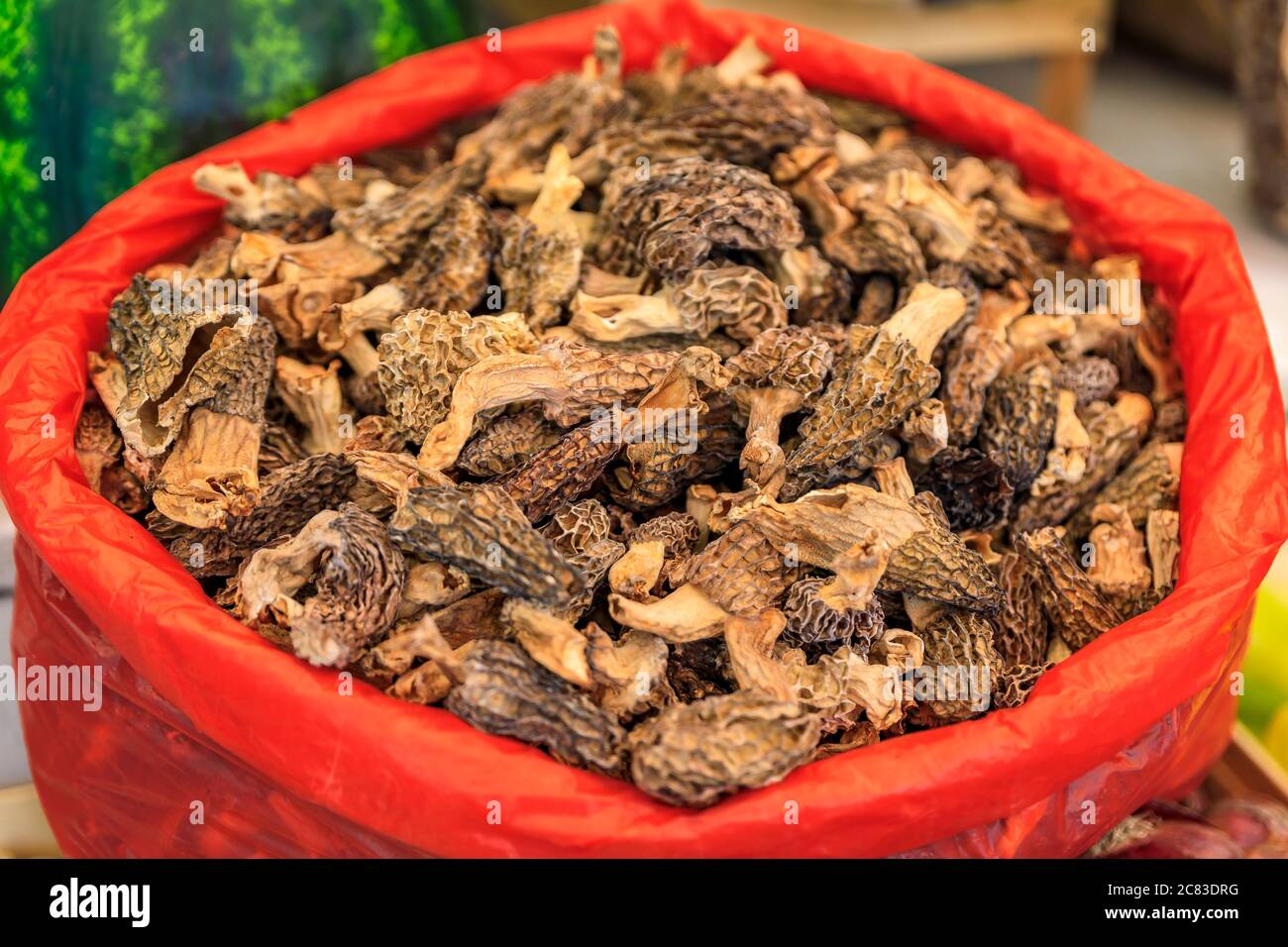 Sac de morilles séchées ou de champignons morchella à vendre sur un marché agricole en plein air dans la vieille ville de Kotor, au Monténégro Banque D'Images