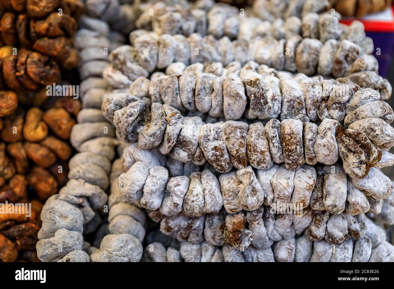 Des cordes de figues séchées enrobées de sucre dans un panier à vendre sur un marché de plein air de la vieille ville de Kotor, au Monténégro Banque D'Images