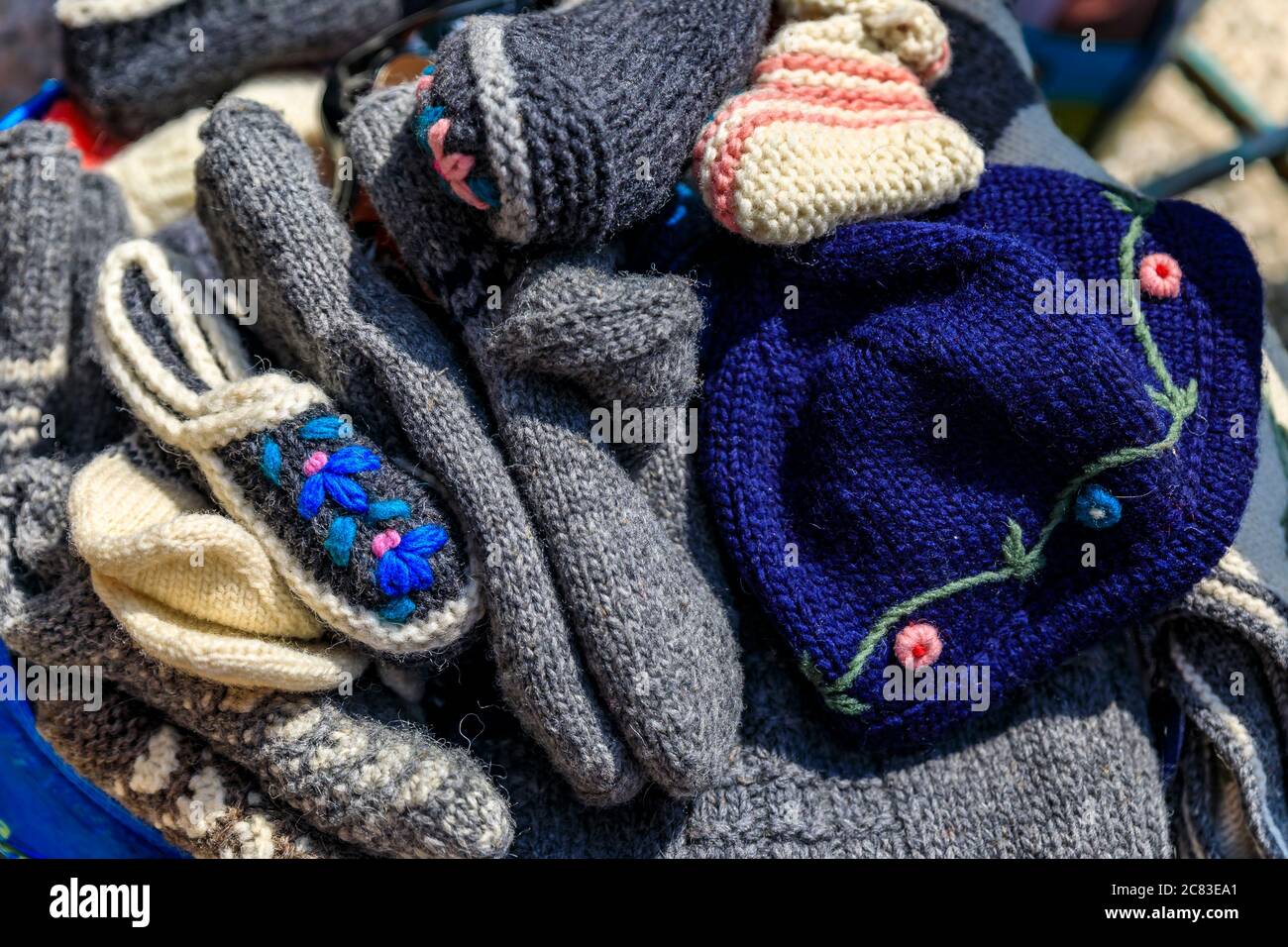 Chaussettes, slipers et chapeaux en laine tricotés à la main sur le marché d'un fermier de plein air dans la vieille ville de Kotor, au Monténégro Banque D'Images