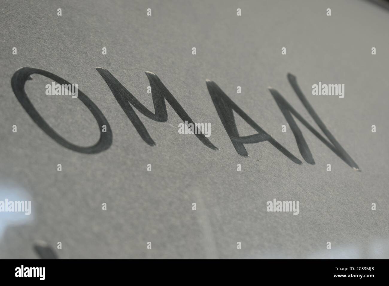 Mot Oman sur la fenêtre poussiéreuse Banque D'Images