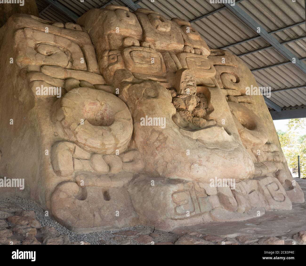 Grands masques en stuc sur les ruines d'une pyramide maya sur la place de la ville à Acanceh, Yucatan, Mexique. Des traces de peinture d'origine sont toujours visibles. Banque D'Images