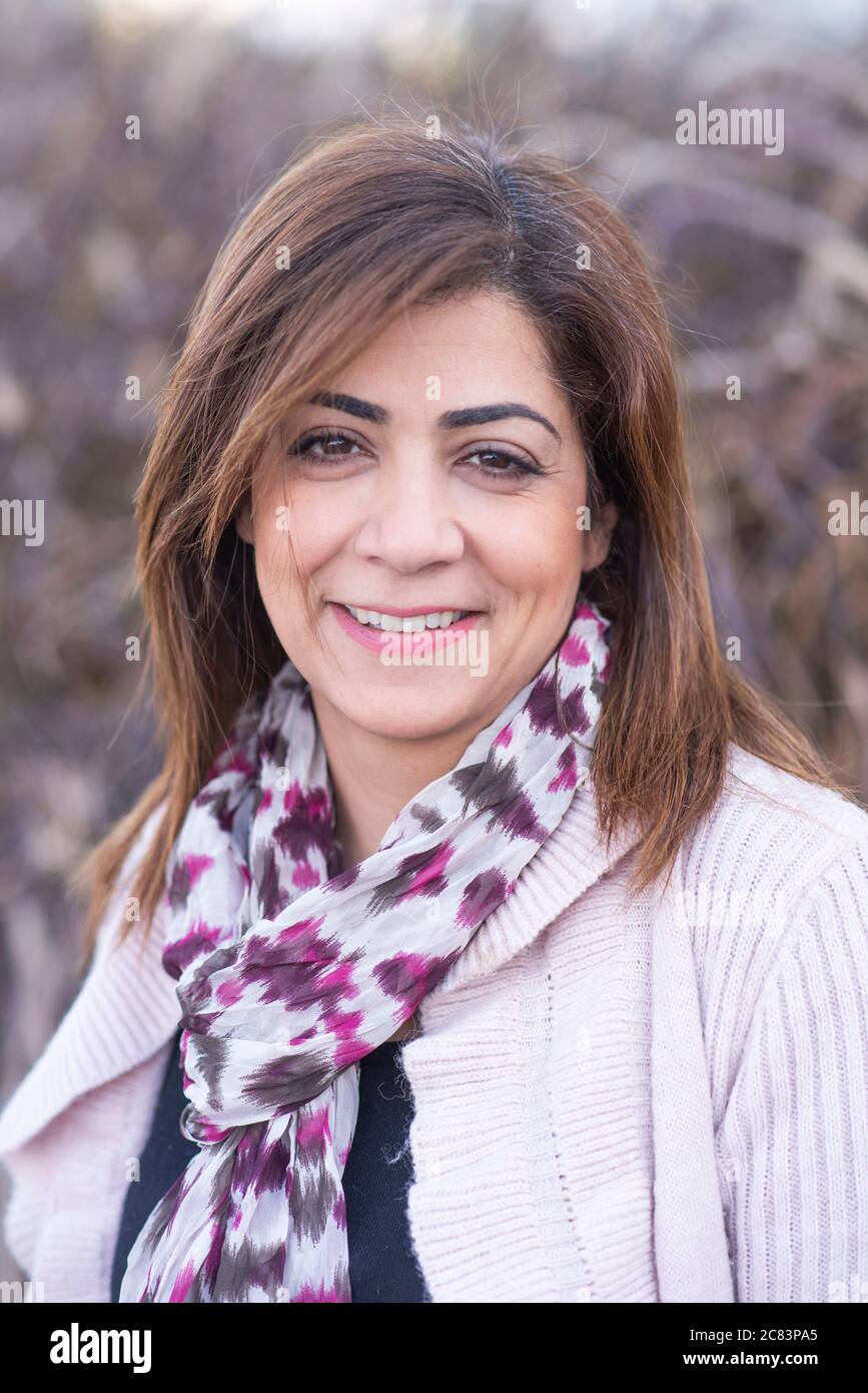 Bonne femme du Moyen-Orient regardant l'appareil photo sourire Banque D'Images