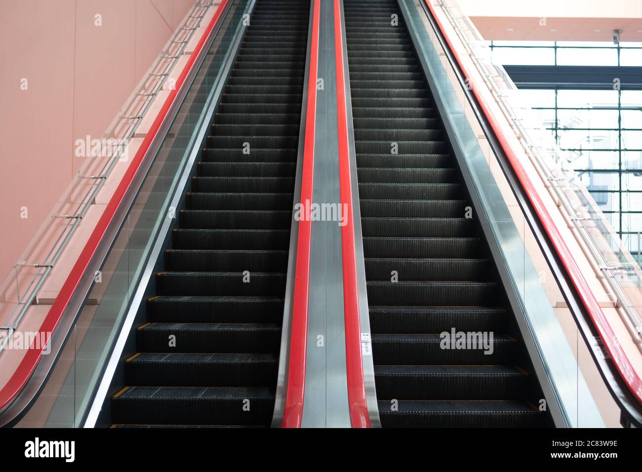 Dans l'escalator du centre commercial. Se déplacer vers le haut et vers le  bas. escalier escalier électrique Photo Stock - Alamy