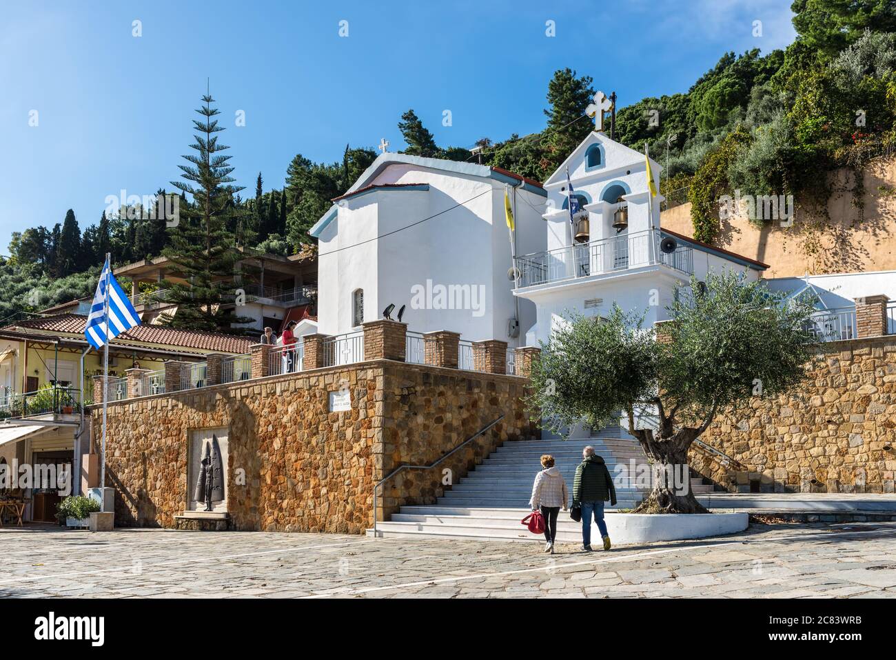 Katakolon, Grèce - 11 novembre 2019 : cette petite église pittoresque Saint Nicolas est à côté de la route principale à travers la petite ville de Katakolon en t. Banque D'Images