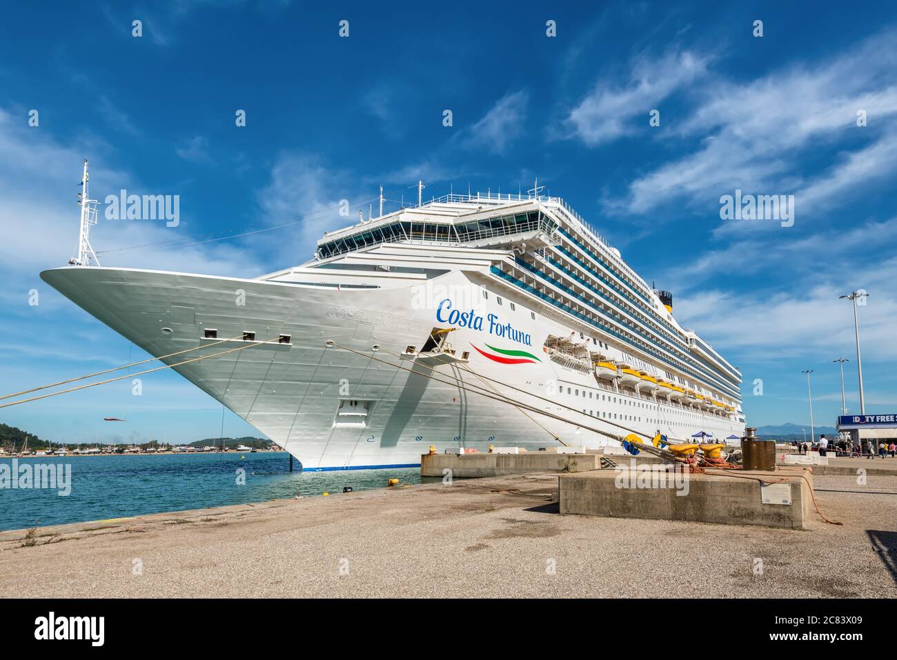 Katakolo, Grèce - 11 novembre 2019 : bateau de croisière Costa Fortuna amarré dans le port de Katakolon sur la côte grecque et sert de porte d'entrée à Olympii Banque D'Images