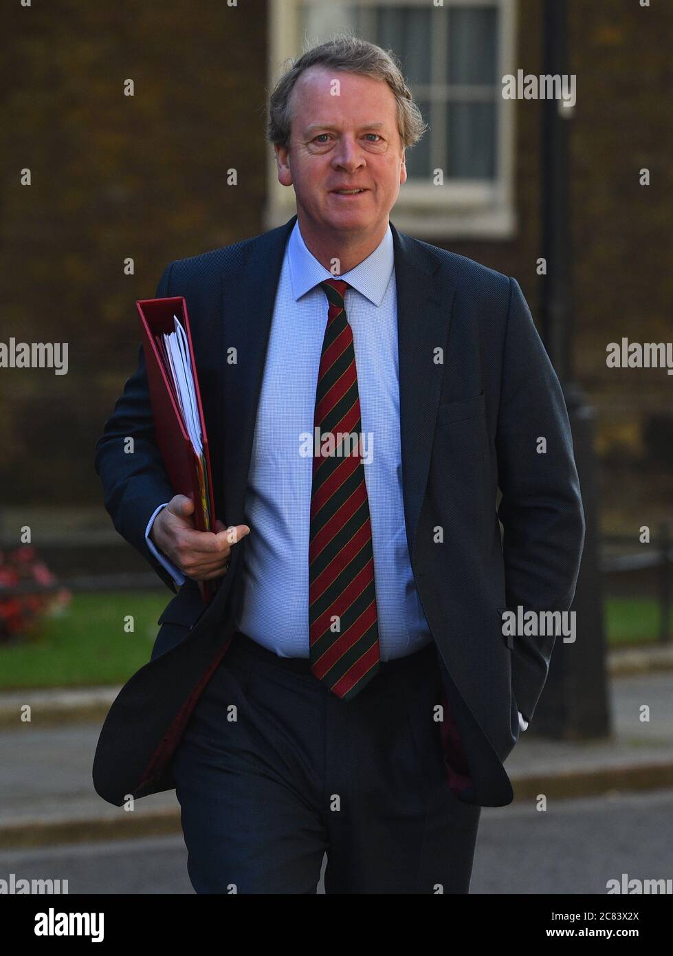 Le secrétaire d'État écossais Alister Jack arrive à Downing Street, pour une réunion du Cabinet, pour la première fois depuis le confinement, qui se tiendra au Foreign and Commonwealth Office (FCO) à Londres. Banque D'Images