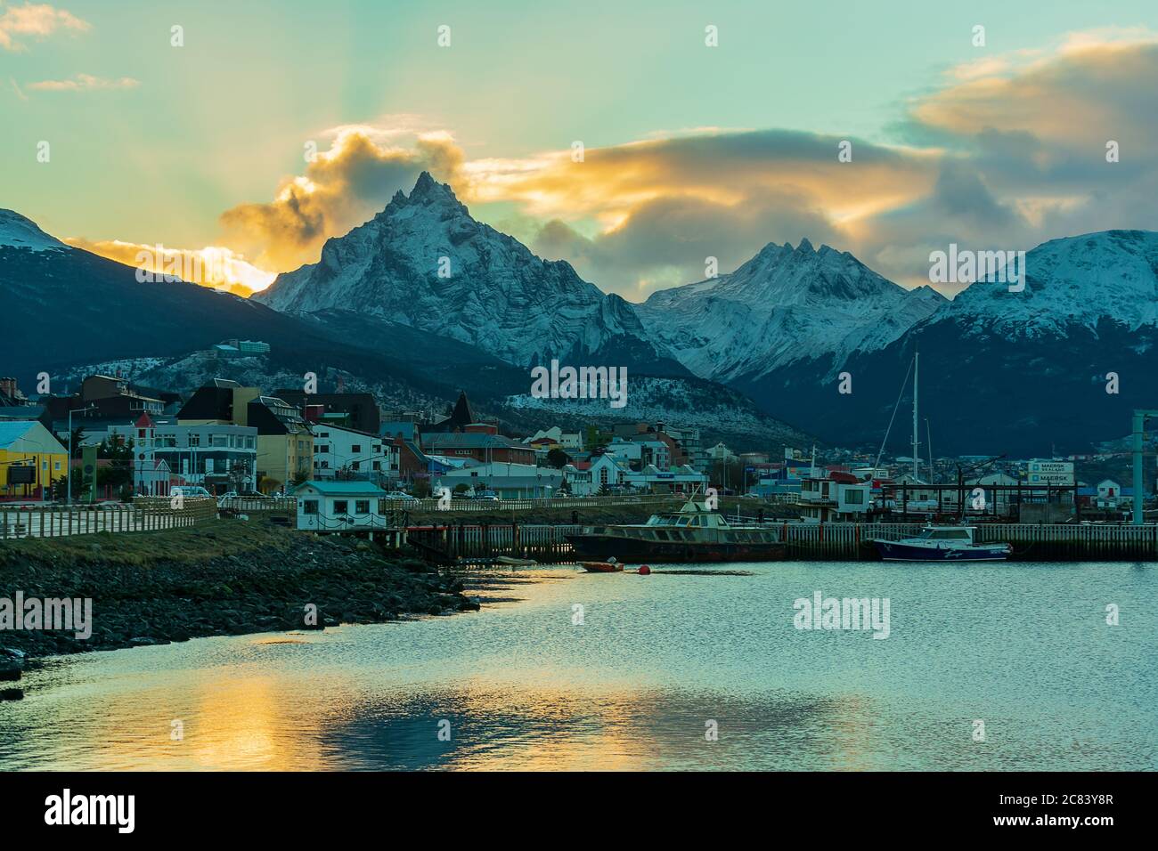 USHUAIA, ARGENTINE - 19 mai 2019 : front de mer du canal Beagle à Ushuaia, avec le mont Oliva en arrière-plan, ciel avec nuages au lever du soleil Banque D'Images