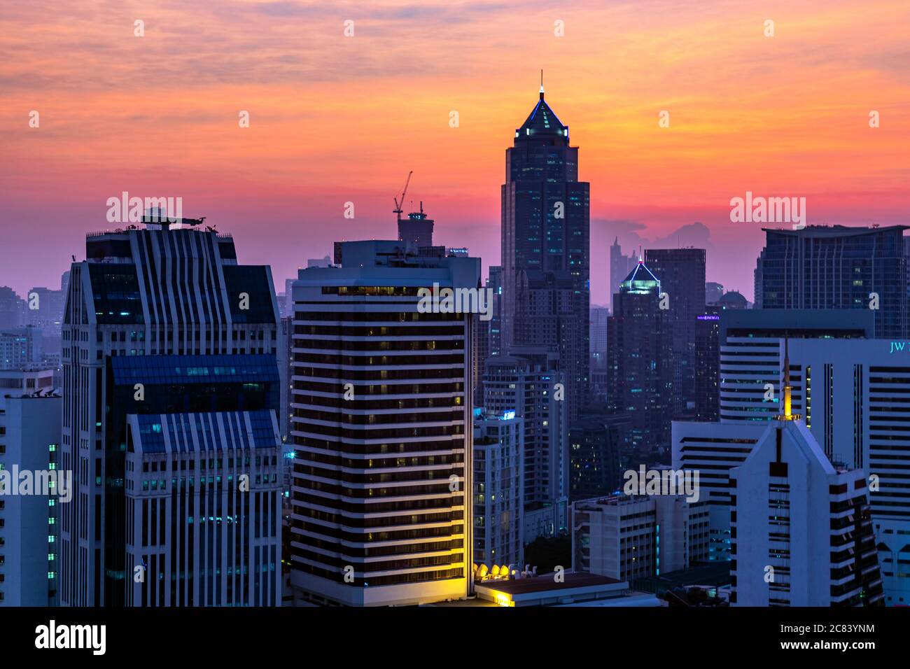 Vue sur la ville de Bangkok au coucher du soleil autour de Sukhumvit, Thaïlande Banque D'Images
