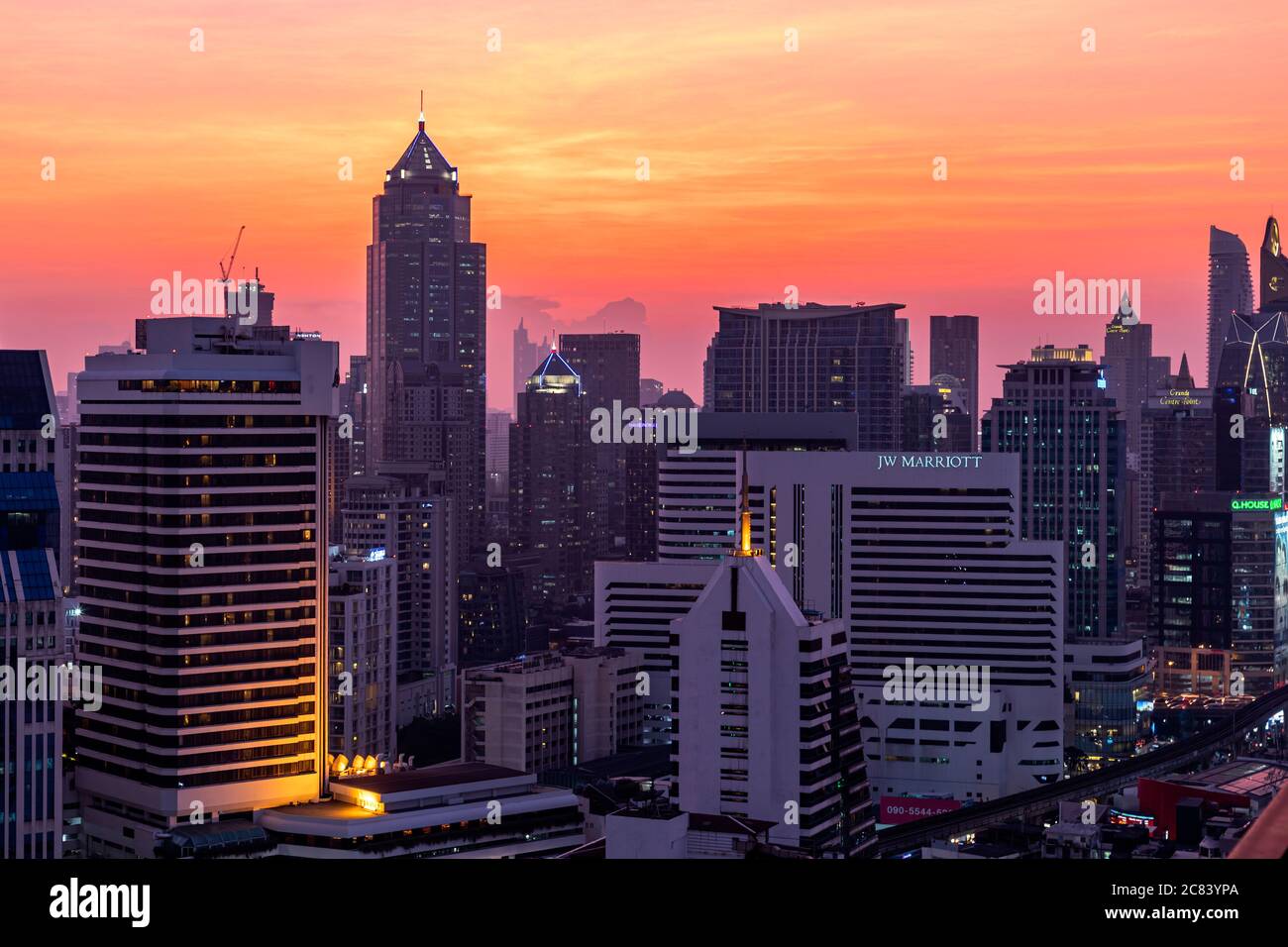 Vue sur la ville de Bangkok au coucher du soleil autour de Sukhumvit, Thaïlande Banque D'Images