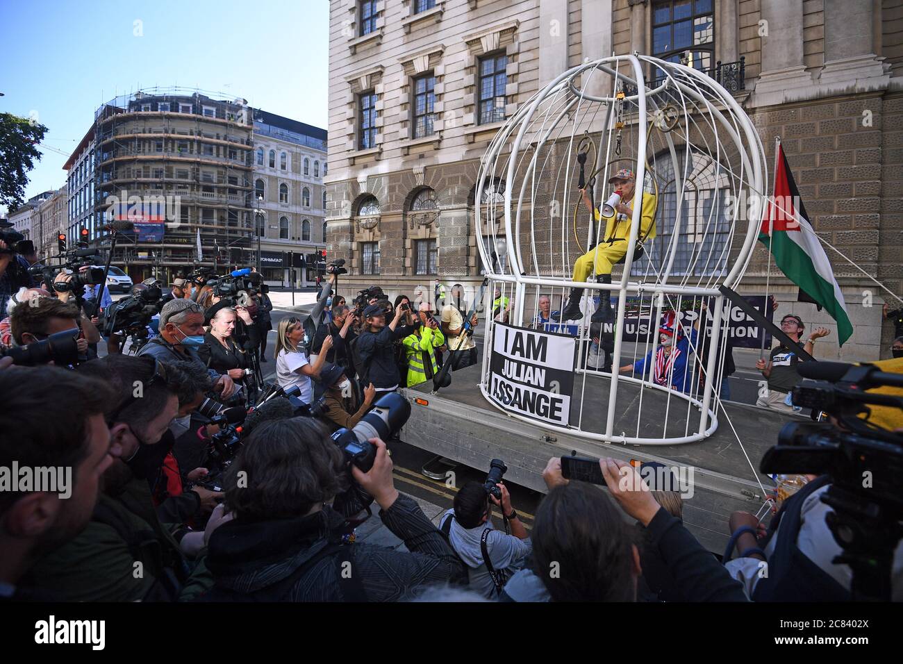La couturière et femme d'affaires Dame Vivienne Westwood est suspendue dans une cage d'oiseaux de dix pieds de haut devant le Old Bailey à Londres pour protester contre l'extradition américaine de Julian Assange. Banque D'Images