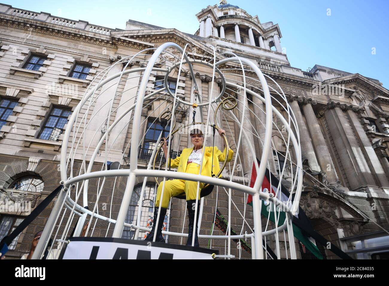 La couturière et femme d'affaires Dame Vivienne Westwood est suspendue dans une cage d'oiseaux de dix pieds de haut devant le Old Bailey à Londres pour protester contre l'extradition américaine de Julian Assange. Banque D'Images