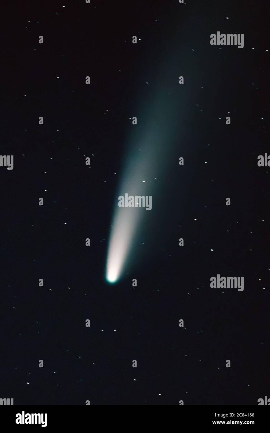 Comet Neolise C 2020 F3 brille de mille feux dans la nuit sombre Starry Sky Comet à UNE distance de 104 millions de kilomètres Banque D'Images