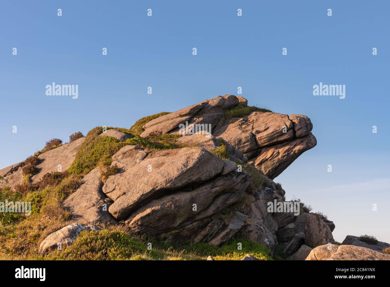 Gib Torr en regardant vers les cafards, Ranshaw Rocks, et Hen Cloud au coucher du soleil dans le parc national de Peak District. Banque D'Images