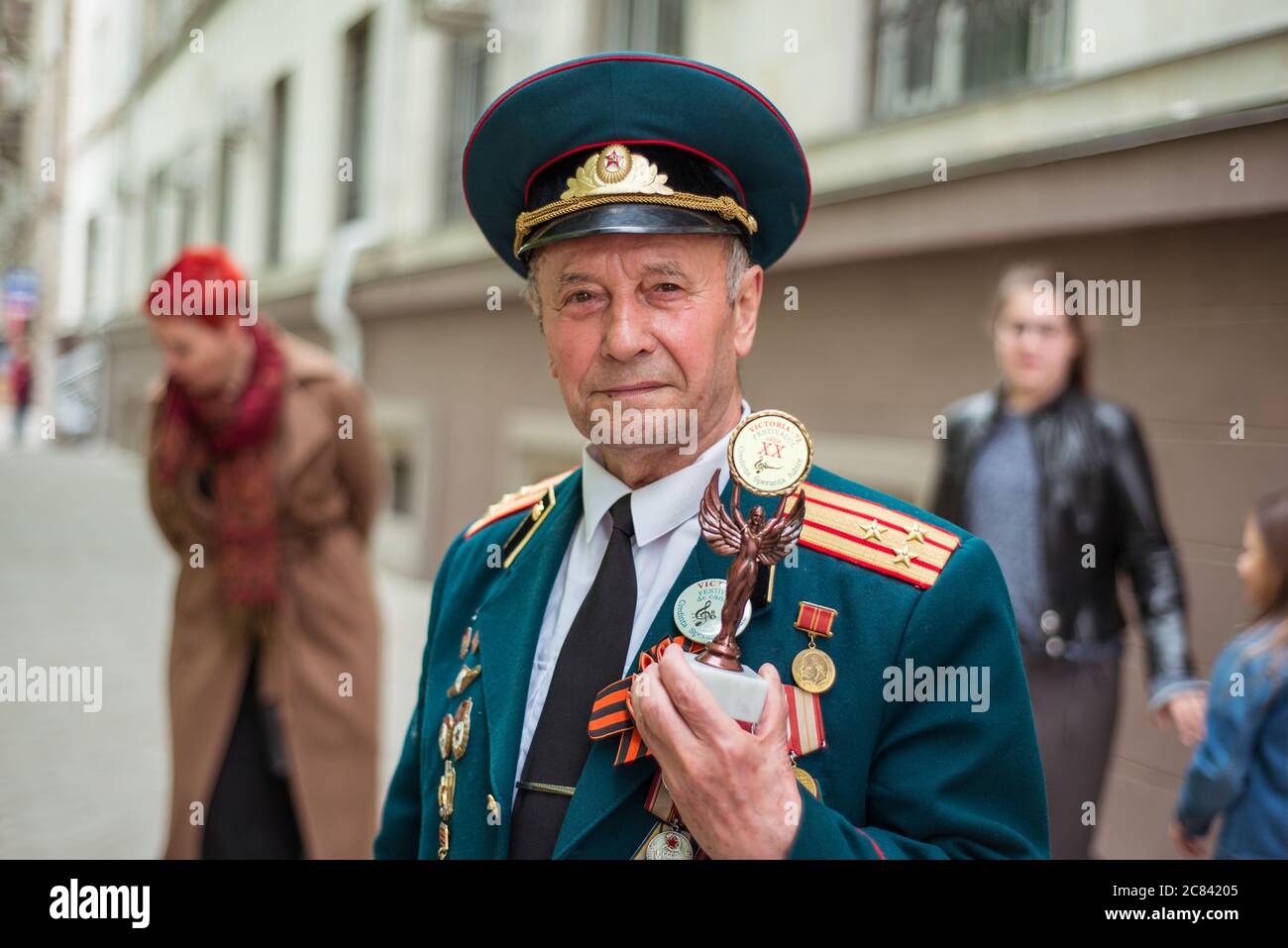 Chisinau / Moldova - 15 mai 2020 : Portrait d'un soldat vétéran recevant un prix lors de la célébration du jour de la victoire de l'URSS sur l'Allemagne pendant la Seconde Guerre mondiale Banque D'Images