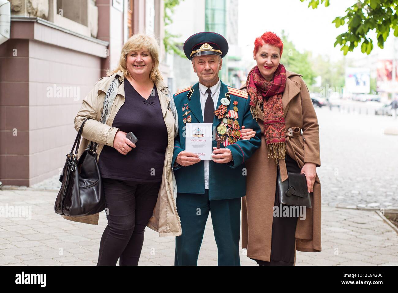 Chisinau / Moldova - 15 mai 2020 : Portrait d'un soldat vétéran recevant un prix lors de la célébration du jour de la victoire de l'URSS sur l'Allemagne pendant la Seconde Guerre mondiale Banque D'Images