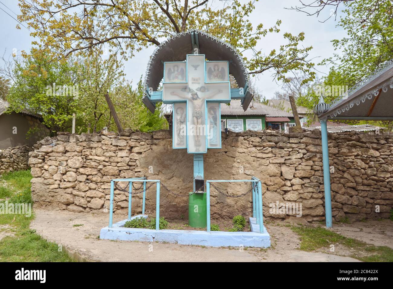 Trebujeni / Moldova - 15 mai 2020 : Croix chrétienne traditionnelle dans un parc d'un petit village de Moldavie Banque D'Images
