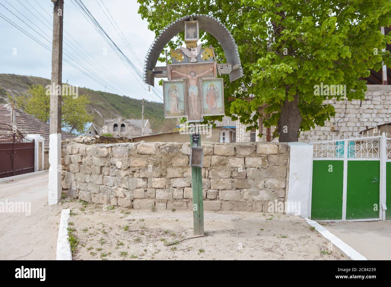 Trebujeni / Moldova - 15 mai 2020 : Croix chrétienne traditionnelle dans un parc d'un petit village de Moldavie Banque D'Images