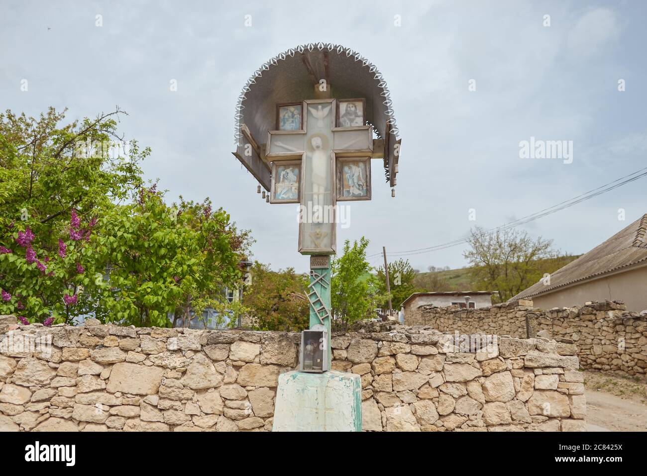Trebujeni / Moldova - 15 mai 2020 : Croix chrétienne traditionnelle dans un parc d'un petit village de Moldavie Banque D'Images
