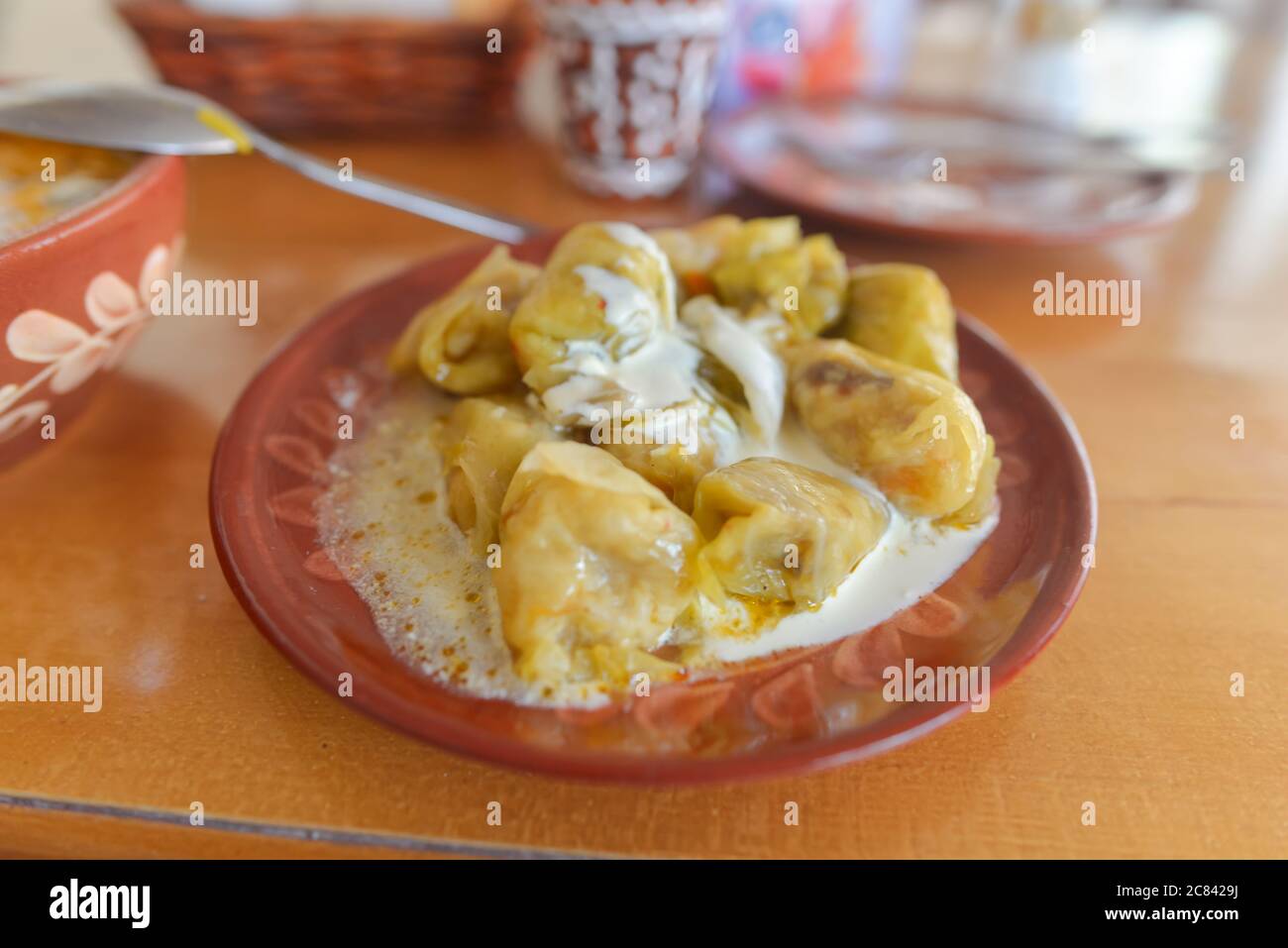 Trebujeni / Moldova - 15 mai 2020 : cuisine moldave traditionnelle servie sur plaque d'argile dans un village Banque D'Images