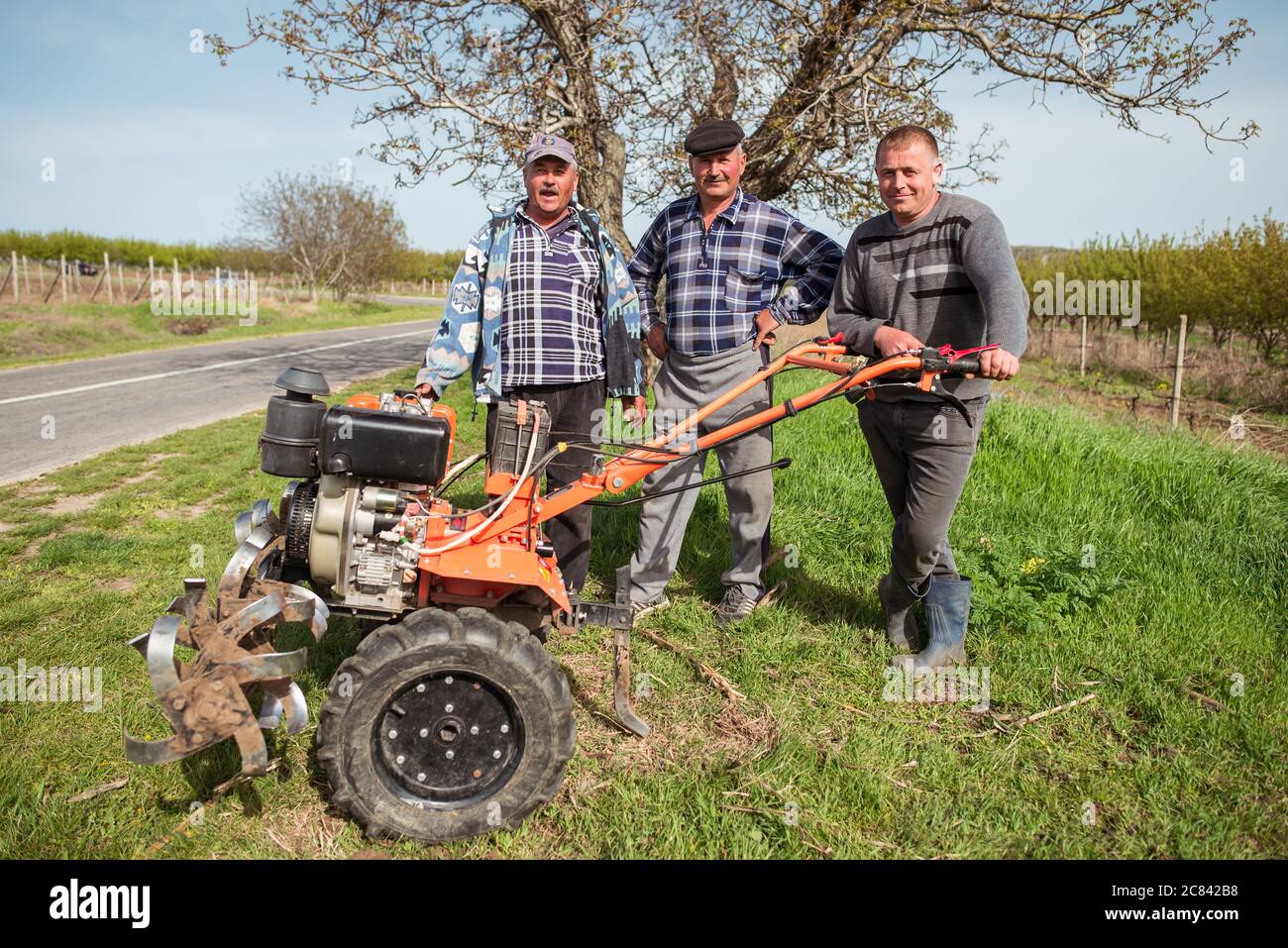 Trebujeni / Moldova - 15 mai 2020 : Portrait des agriculteurs moldaves dans les champs à côté de la machine de labour à proximité des terres agricoles Banque D'Images