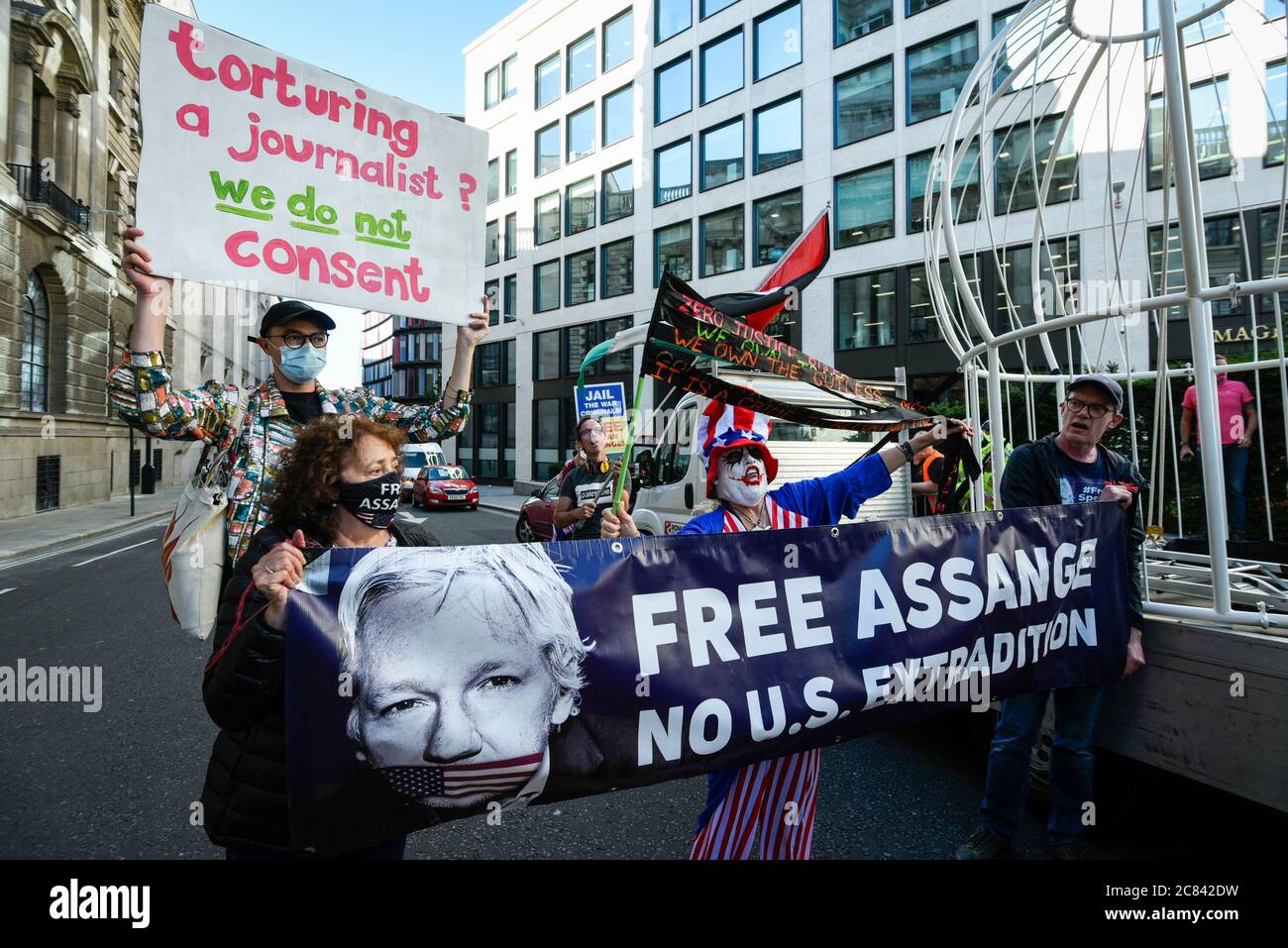 Londres, Royaume-Uni. 21 juillet 2020. Les partisans de Julian Assange, en présence de Dame Vivienne Westwood, sont actuellement pris en main dans une cage à oiseaux géante et suspendus à 10 mètres en l'air devant le tribunal pénal d'Old Bailey pour protester contre le procès d'extradition américain de Julian Assange, Qui doit être de nouveau à l'Old Bailey le 7 septembre. Elle est habillée d'un costume à pantalon jaune, adoptant la métaphore de «l'canari dans la mine de charbon», qui indique que «Assange est sacrifié pour identifier «le poison» dans le système». Credit: Stephen Chung / Alay Live News Banque D'Images