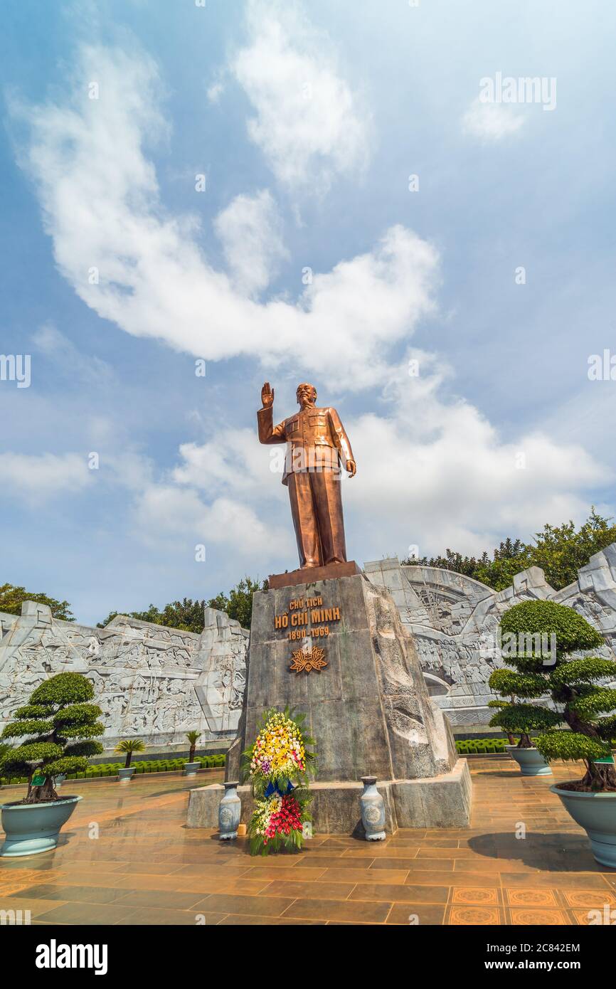Pleiku, Vietnam - 11 juillet 2020 : la place Dai Doan Ket (Quang truong Lon), est située au centre de la ville de Pleiku dans la province de Gia Lai. Grand carré avec Banque D'Images