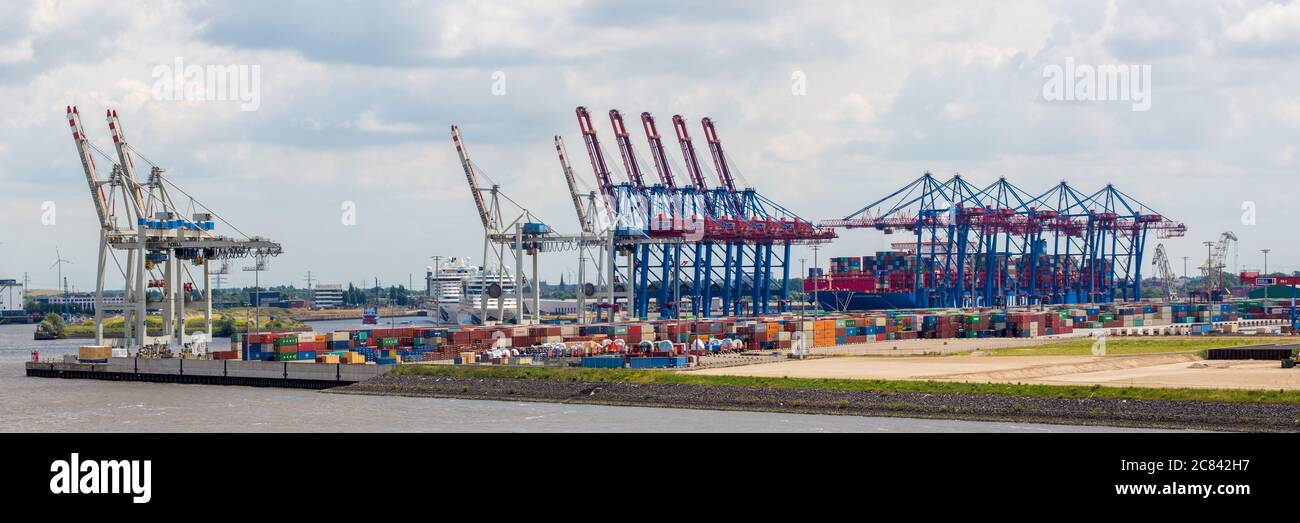 Quai de chargement / terminal à conteneurs au port de Hambourg (Hamburger Hafen). Avec de nombreuses grues et conteneurs de fret. Banque D'Images