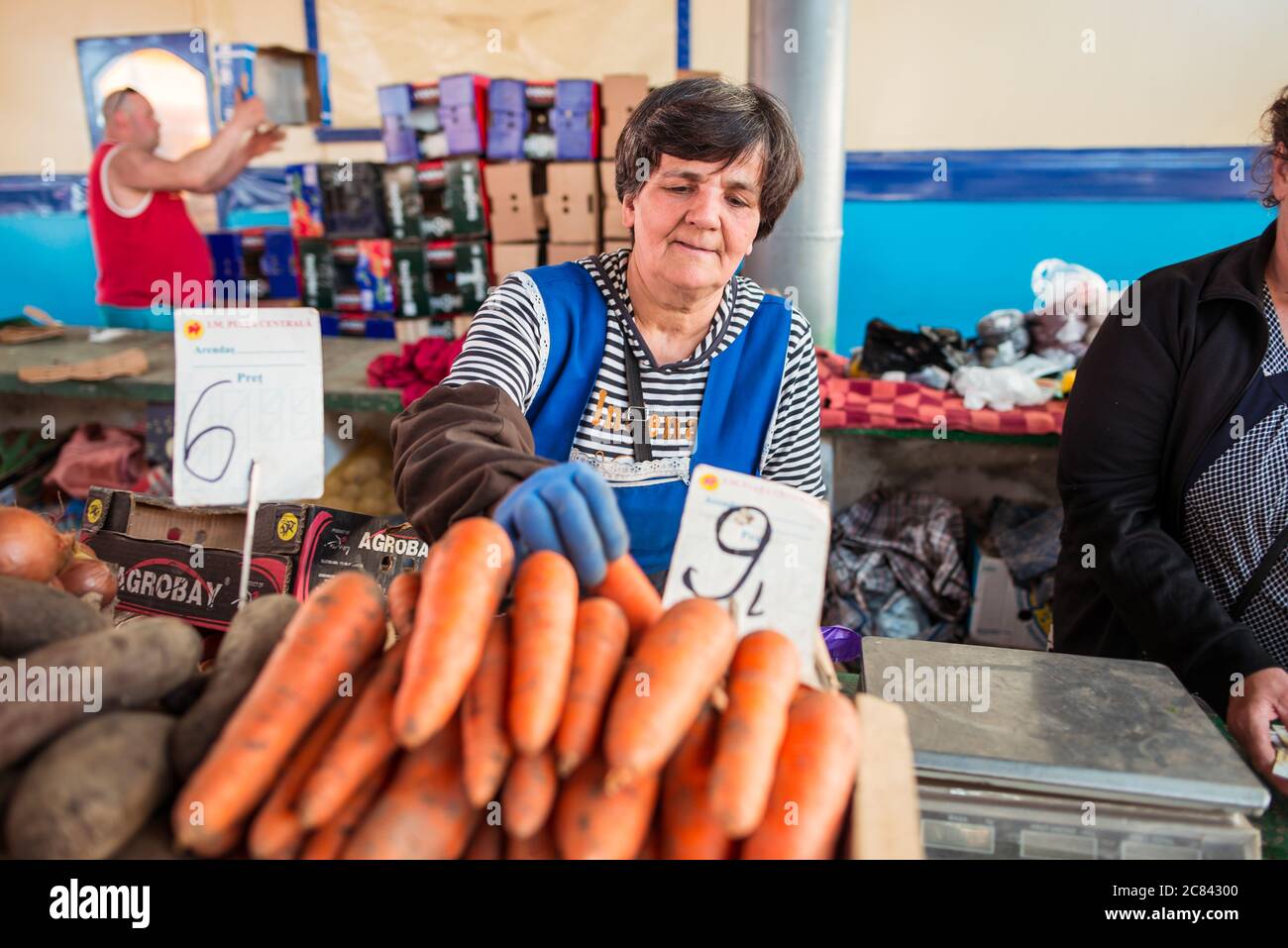 Chisinau / Moldova - 15 mai 2020 : une femme moldave vend des légumes et des légumes verts sur le marché agricole local Banque D'Images