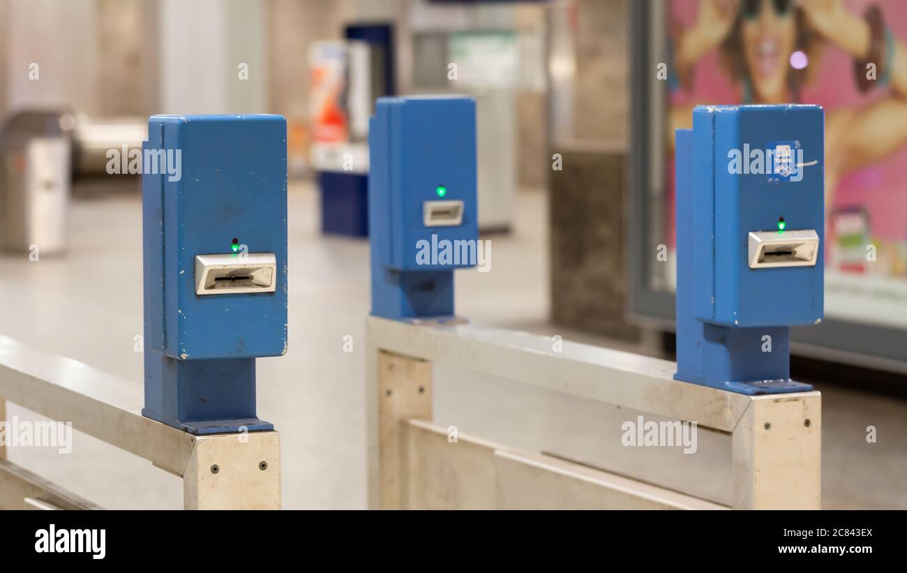 Munich, Bavière / Allemagne - 1er juillet 2020 : validateurs de billets à l'entrée de la station de S-Bahn Karlsplatz Stachus. Les passagers doivent insérer le billet Banque D'Images