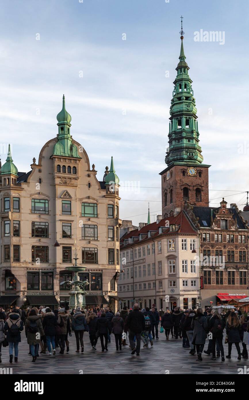 Copenhague, Danemark - 9 décembre 2017 : vue sur la rue de Hojbro Plads, place publique située dans le centre-ville de Copenhague, Danemark. Les gens ordinaires Banque D'Images