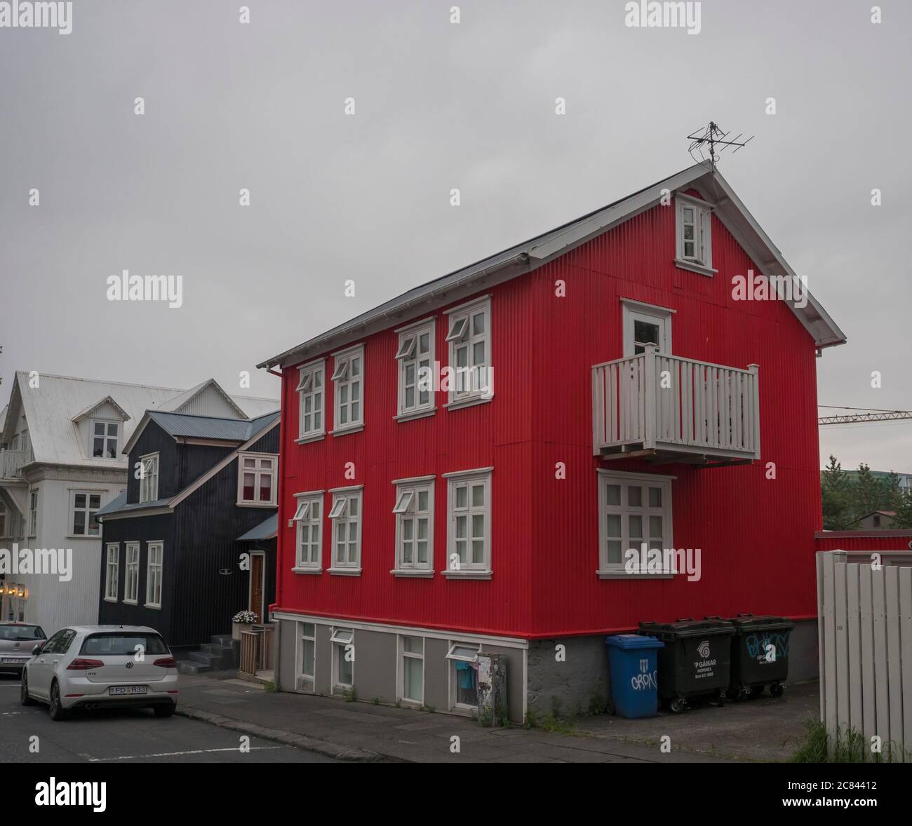 Islande, Reykjavik, 30 juillet 2019 : rue dans le centre de Reykjavik avec ancienne maison en tôle rouge historique Banque D'Images