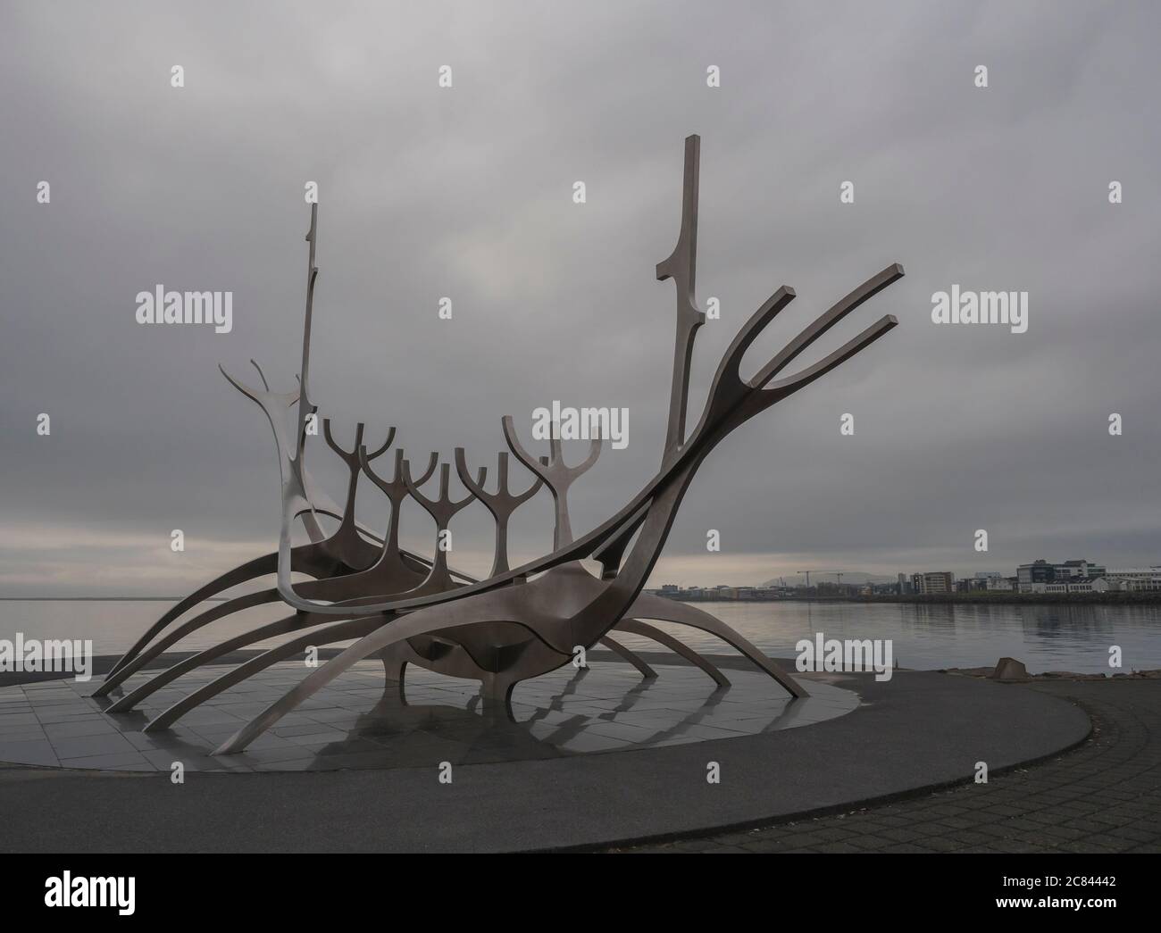 Islande, Reykjavik, 30 juillet 2019 : vue sur la rue du navire Solfar. Sun Voyager est une sculpture de Jon Gunnar Arnason, située à côté de la route de Saebraut Banque D'Images