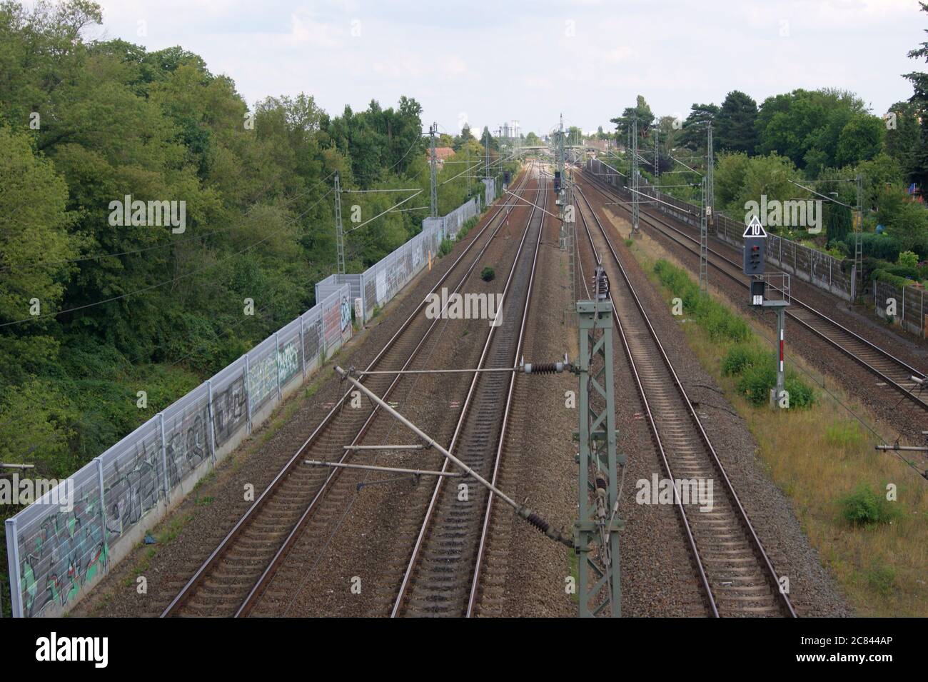 Brücke am Nennhauser Damm à Berlin-Staaken, dem sogenannten Bahnhofsberg, Bahnstrecke Berlin-Hambourg. Hier: Blick Richtung Osten gen Berlin. Banque D'Images