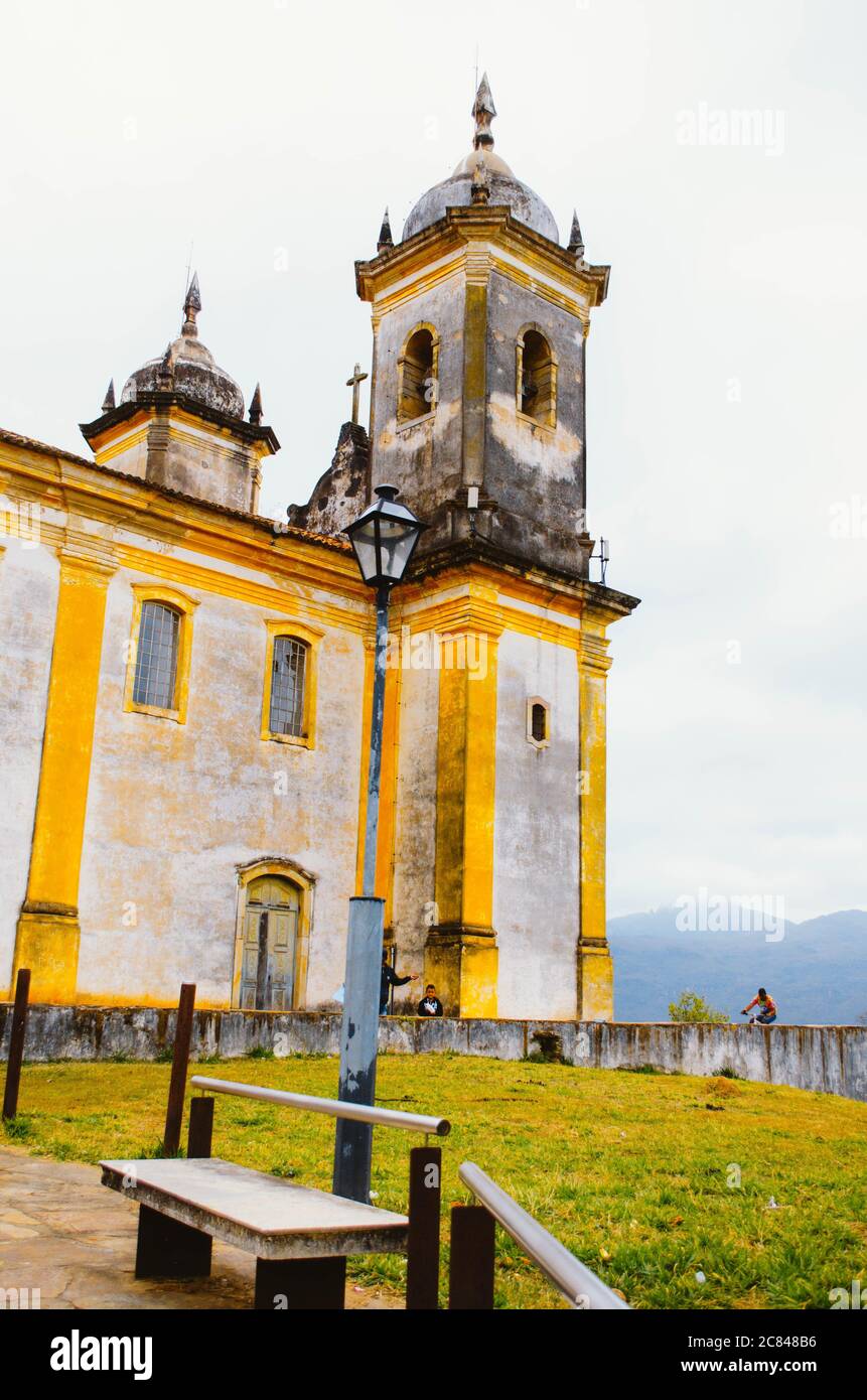 Vue latérale de l'église Nossa Senhora das Mercês e Perdões située à Ouro Preto, Minas Gerais, dans un après-midi nuageux avec des collines en arrière-plan Banque D'Images